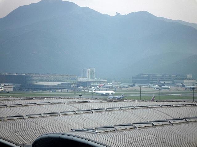 飛行機の離着陸も間近に見ることができるため、カメラファンがたくさんスタンバイしていました。