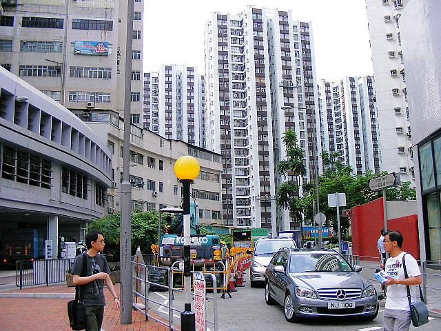 この先の奥も住宅街です