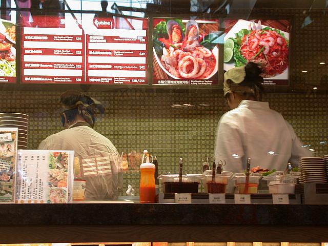 忙しそうに働いているタイ料理の店