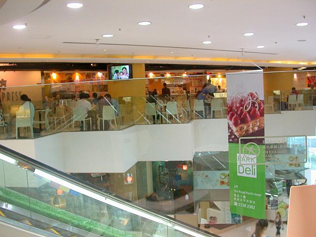 吹き抜けの周りを利用しているので、店内の大部分はそこそこ明るいです