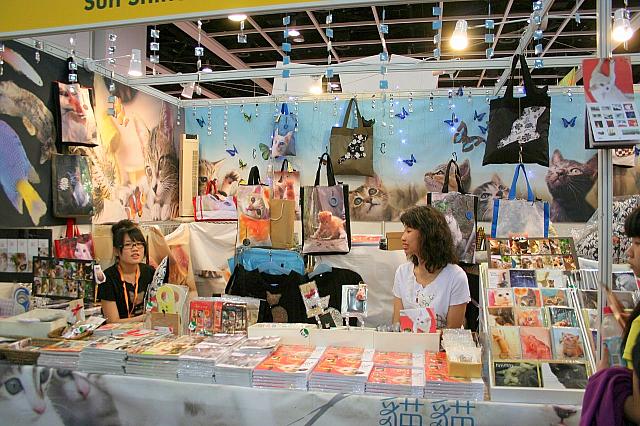 書籍以外にも、キャラクターグッズや手作り品などのブースも多く見られました。