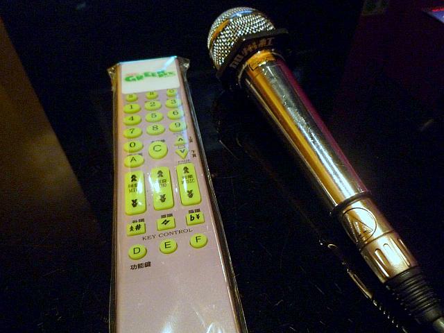日本のカラオケと比べるとずいぶんシンプルなリモコンです。