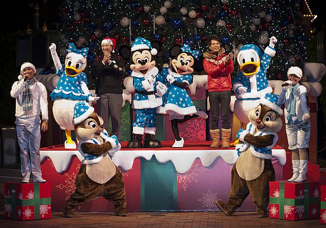 クリスマスのコスチュームに身を包んだキャラクターたち。