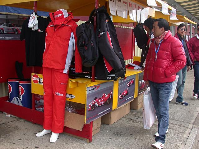 お土産店も繁盛していました
