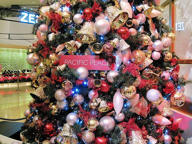 入口にはクリスマスツリーが飾られています