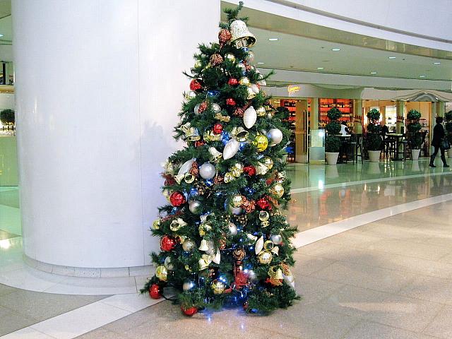 クリスマスツリーにも小さな鐘がたくさん