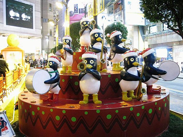 クリスマスらしい装いのペンギン