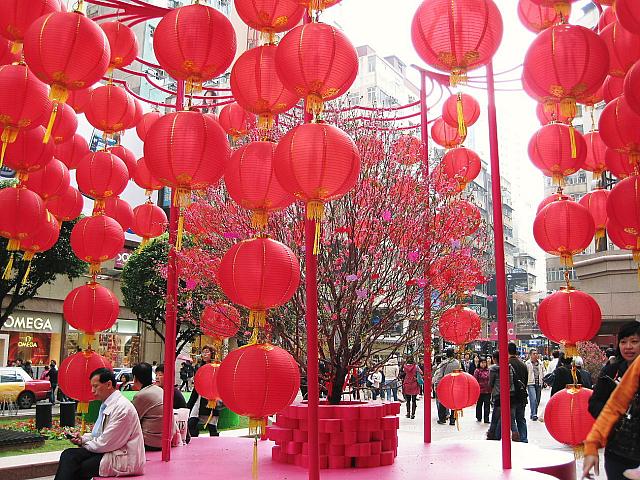 外の広場は赤色一色で賑やか