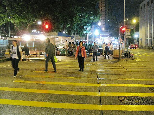眾坊街（Public square street）を渡ります
