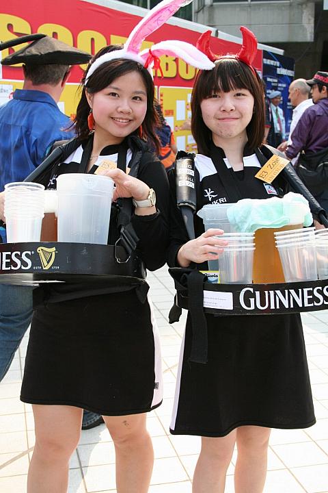 コスプレイヤーの友達、いや会場全体の友達であるビールの売り子さん