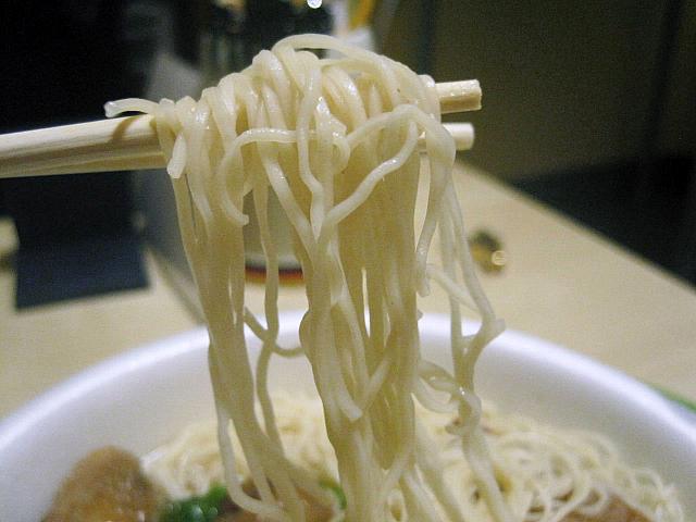 幼麺（細い卵麺）です