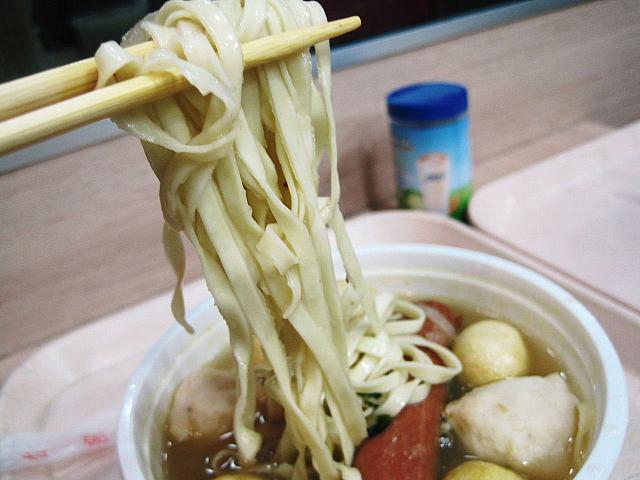 きし麺のような平たい麺