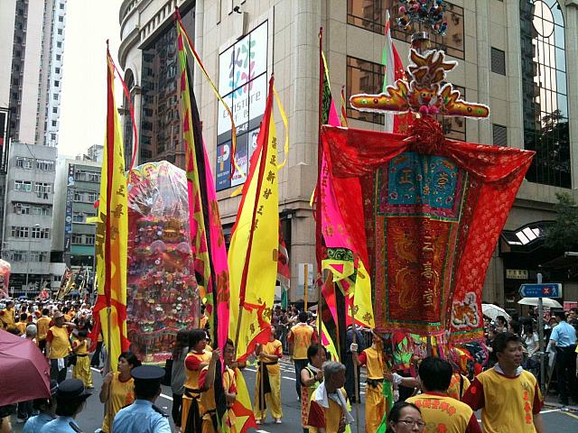 煌びやかな刺繍を施した旗を持ち、ライオンダンスと共に街を練り歩きます。