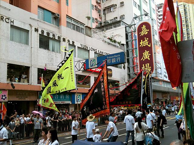 お祭りに必ず登場する色とりどりの三角旗。