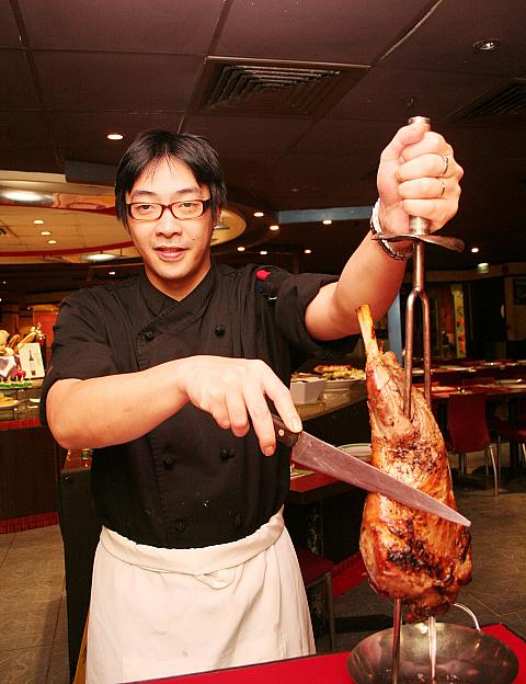 肉を切り分けてくれるウェイター