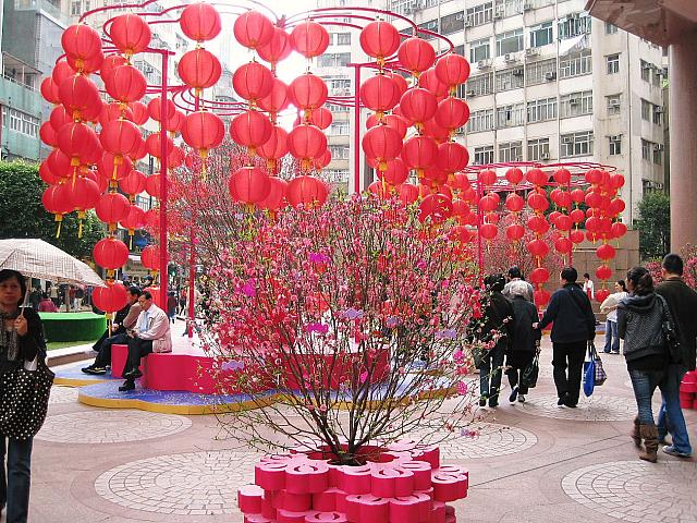 街を歩く人々も冬の装いに変わります