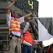 コースマーシャルは各種の旗を振って周辺の状況を伝えます。これはカーナンバー4番がスポーツマンシップらしくない運転をしていることを警告しています