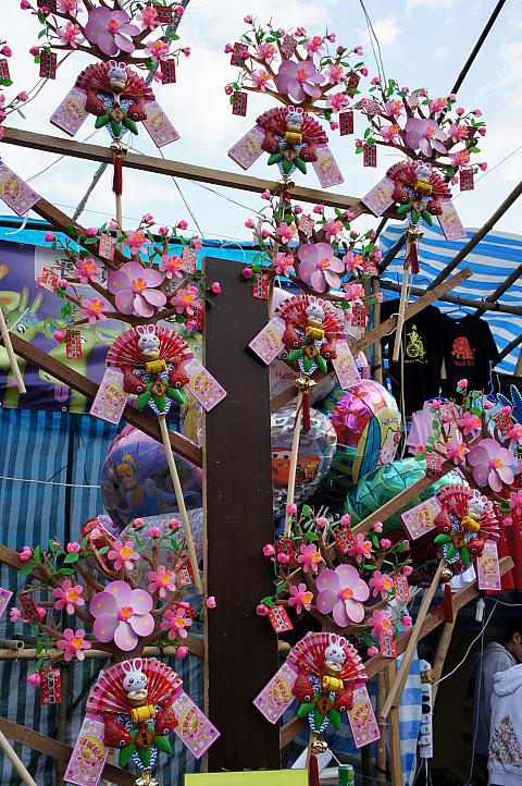 花や木や縁起の良い飾り物のほか、お正月にはまったく関係のない、おもちゃや生活雑貨など、何でもありです。