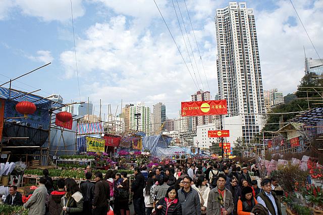 旧正月の一週間ほど前から大晦日まで開催される恒例のフラワーマーケット（花市）。