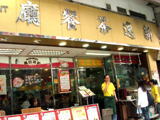 店員さんが店先でタバコを吸うのも当たり前