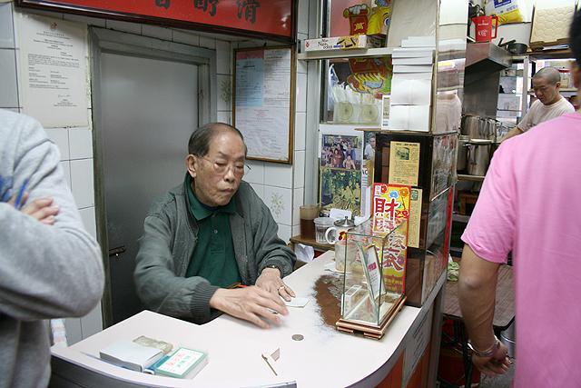 会計カウンターは通常お店の入り口にあります