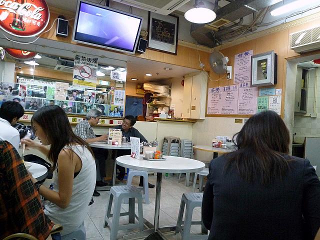 大型液晶テレビは茶餐廳のマストアイテム