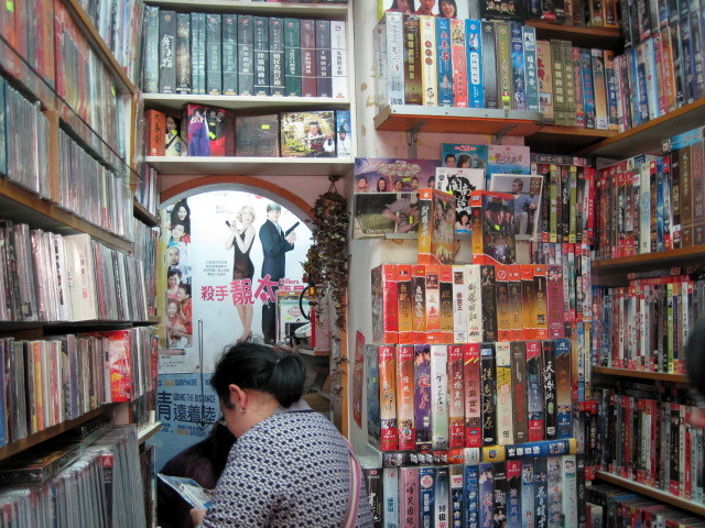 狭い店内にはアジア各国のDVDやVCDがぎっしり