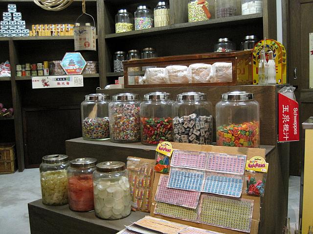 昔懐かしい駄菓子屋さん？日本の昔の駄菓子屋さんと似ているような気がします。
