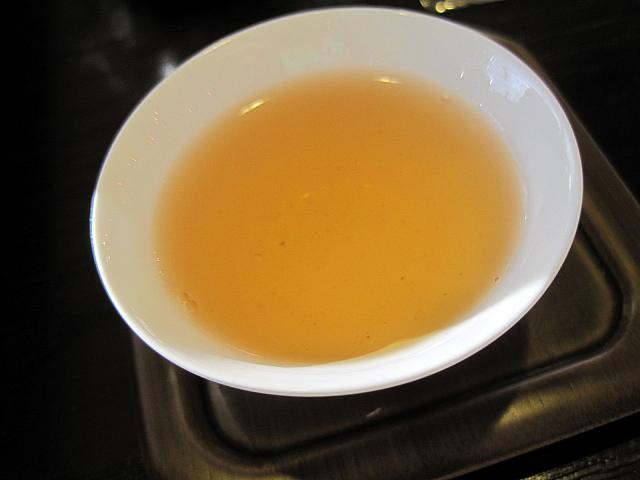 湯のみに入れるとお茶の色ですね