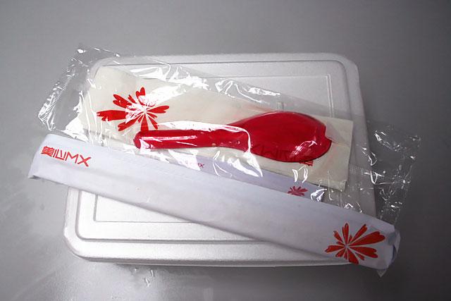 お箸やスプーンもセットになっています