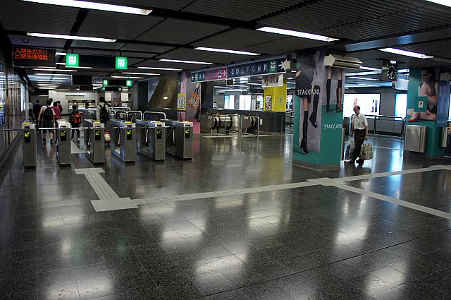 日中は観光客や地元の人で大混雑する尖沙咀駅も早朝は人影もまばら。