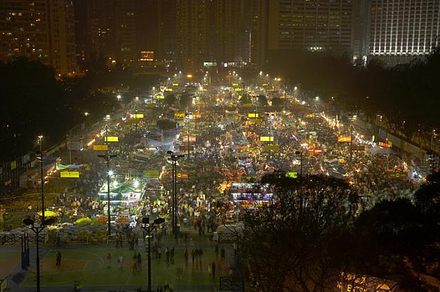 大晦日の夜からたくさんの人でごった返す【花市】