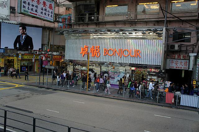 沿道の店は通常営業