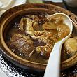 これもマレーシアの名物料理「肉骨茶（バクテー）」。漢字を見ると不気味な食べ物です。ぶつ切りの豚あばら肉を漢方薬や醤油で煮込んだもの。クセがあり、日本人には食べにくい味です。