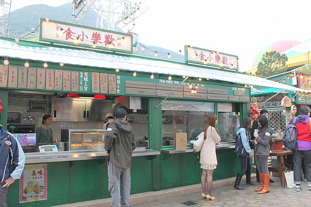 ずらっと並んだ買い食いのショップ