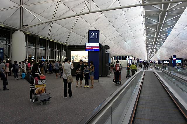まだまだ人が多い出発ロビー。さすがは24時間空港です。