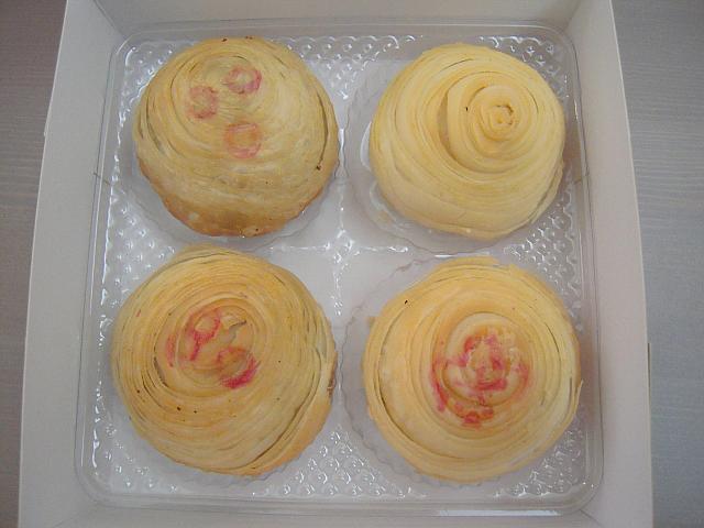 伝統的な潮州地方の月餅は、丸くて白っぽい