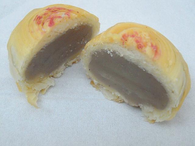 中は、里芋や小豆、緑豆の餡