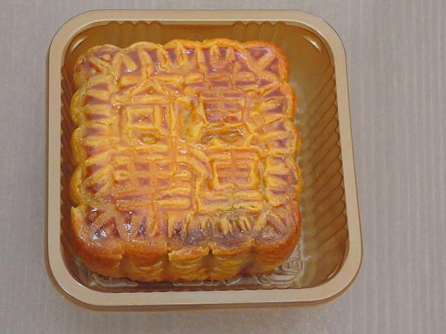 こちらは一般的な月餅は、四角くて色が濃い