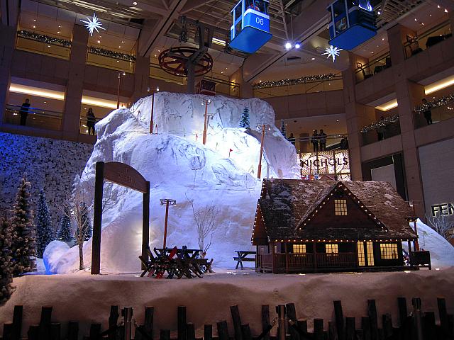 山小屋やスキーのリフトも本物みたい