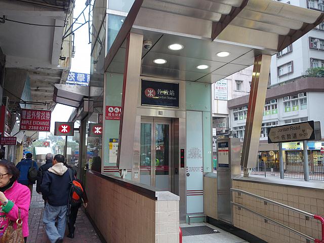 ほとんどの駅はエレベーター完備。荷物が重い場合などに利用しましょう。