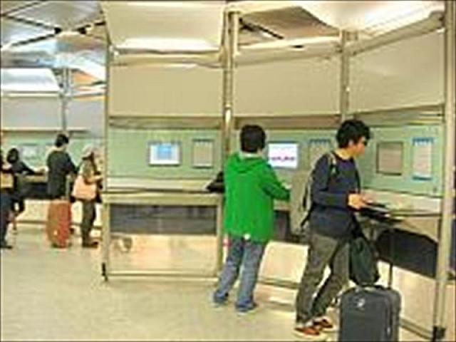 一部の駅では無料のPCも設置されています。