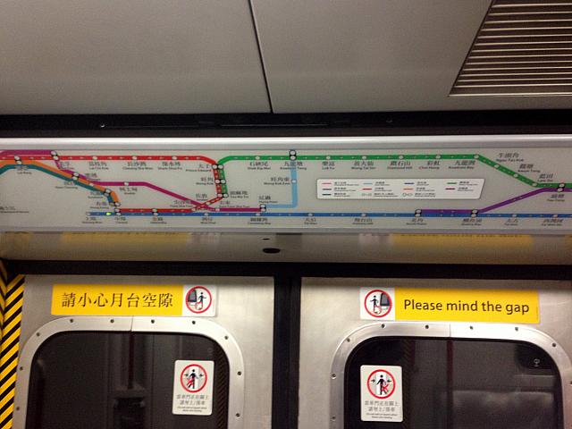車内には路線図があり、現在地が点灯します
