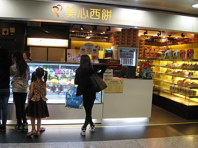 パンやケーキを売っているお店もほぼ全駅にあります。