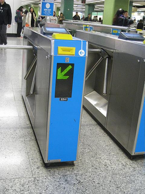 スマートチケットは、このブルーの専用改札を利用します。