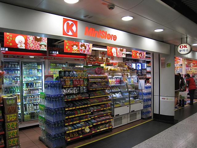 サークルKやセブンイレブンなどのコンビニはすべての駅に入っています。