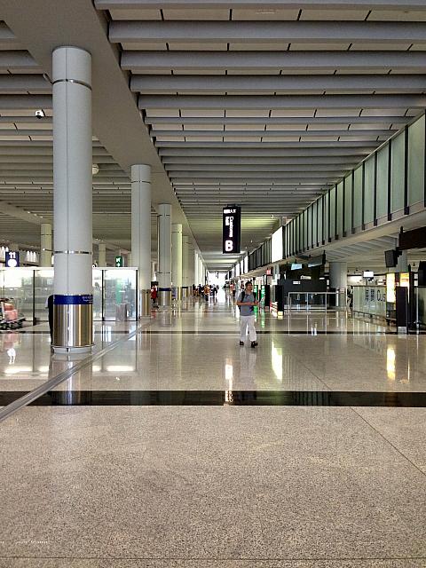 13台のターンテーブルが並ぶ巨大なホールです。