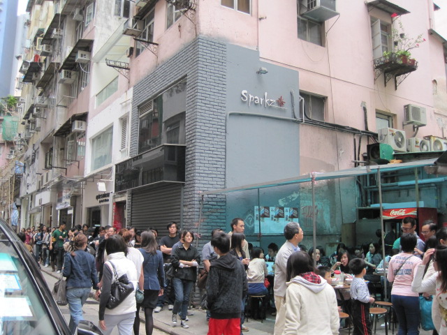 人気店は行列ができます