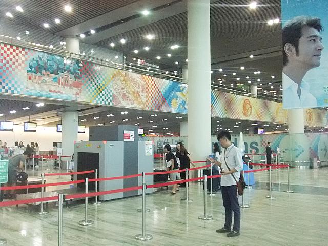 チェックイン前に荷物検査があります