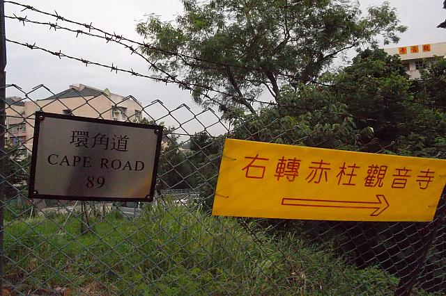 正面入り口にも、ちゃんと案内があります。公園の入り口から５０Mほど下った所です。
